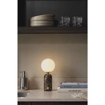 Brązowa marmurowa lampka stołowa przenośna Torrano w kuchni